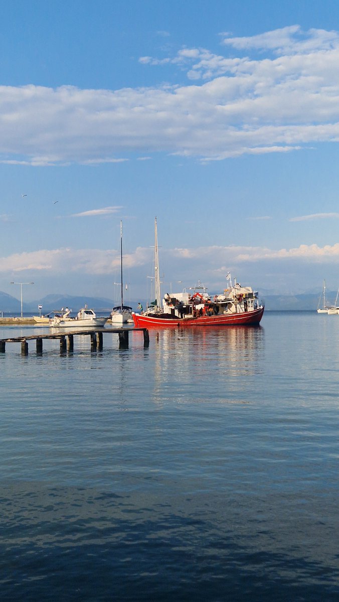LittleIremia's tweet photo. Evening drink at a waterside taverna in Petriti, watching the fishing boats head out for the night. Just a 5 min drive from Little Iremia. 🍷⛵ We have availability 25th July–1st Aug — come and see it for yourself. 🇬🇷 https://t.co/PvszT8sXEA https://t.co/qZapvjDSU3