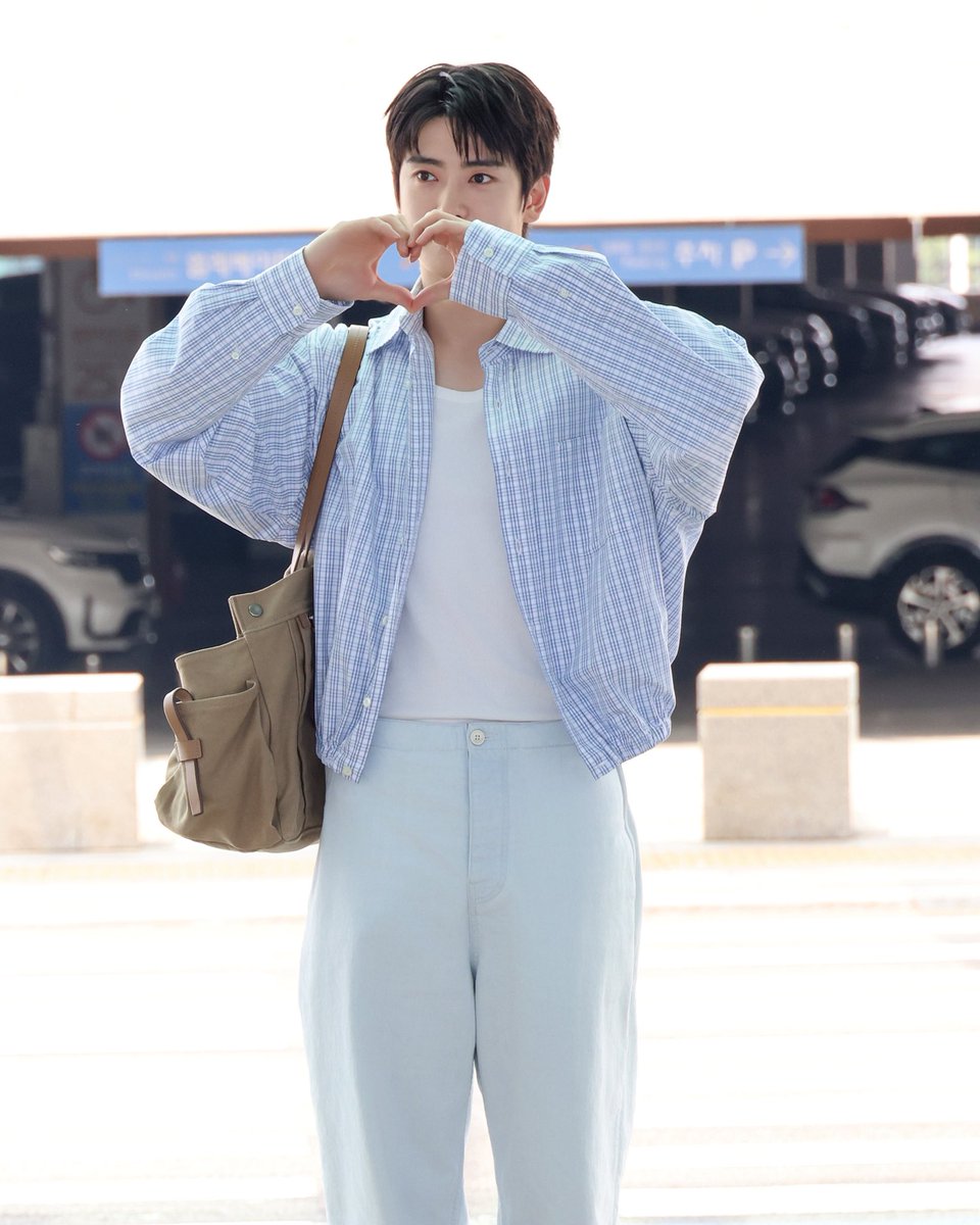 ELLEThailand's tweet photo. ชมภาพแอร์พอร์ตลุคของ Prada Ambassador อย่าง Jaehyun วง NCT ที่จะไปร่วมชมแฟชั่นโชว์ @Prada คอลเล็กชั่น Spring/Summer 2027 Menswear Show ซึ่งจะจัดขึ้นในวันที่ 21 มิถุนายนนี้ 19.00 น. ตามเวลาประเทศไทย 

#ELLEThailand
#PradaSS27 #Prada 
#JAEHYUN https://t.co/YxzMQRGxXl