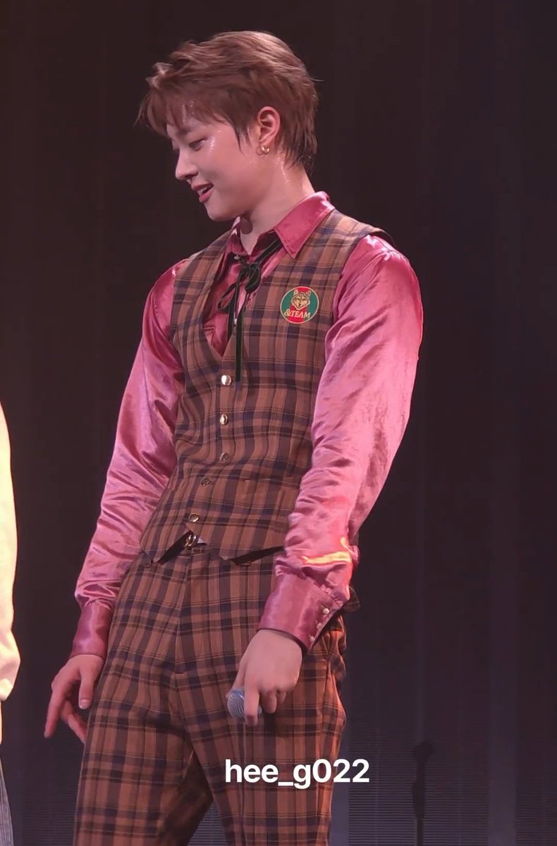 wijufish's tweet photo. he looks so good in this outfit get it gay sherlock holmes https://t.co/ntFOYXi5KS
