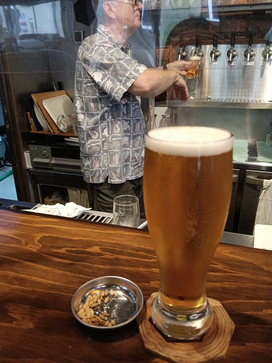 kanhit2's tweet photo. 明日のサッカー日本戦のためにグラウラーを持って亀戸ビアへ🐢
天神ライトIPAを飲みながらジョンさんとサッカー談話⚽️
明日は美味しいビールを飲みながら勝利の祝杯をあげられますように✨頑張れニッポン🇯🇵
#亀戸ビア https://t.co/c559xSZ9XN