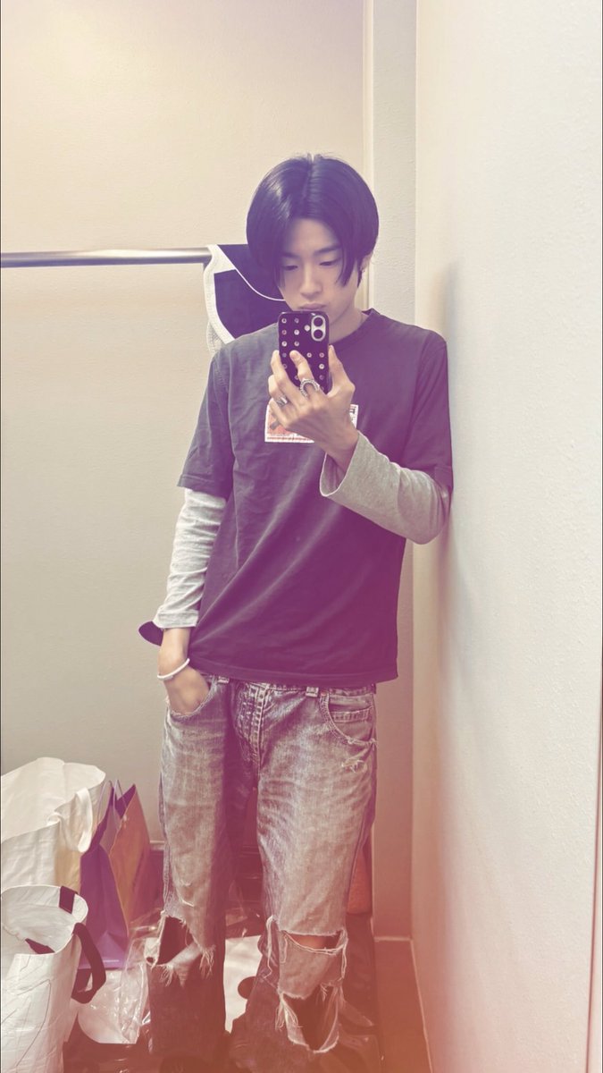 knithetapes's tweet photo. oh gitu ternyata jongsu baju radiohead tuh cultwo…RADIOhead. pinter jugak by <3 https://t.co/tUBhI2KlGM