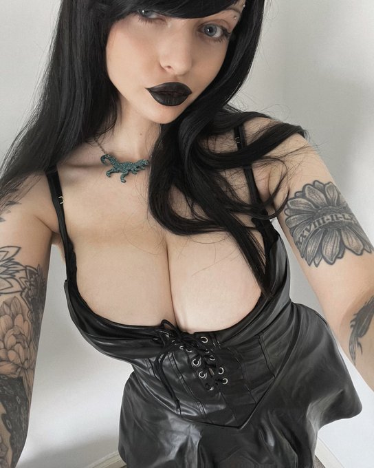 Lydz 🤍 - my outfit from last night!! ^o^ what did you guys do last night? ✨ https://t.co/XkFOl5BcMs
