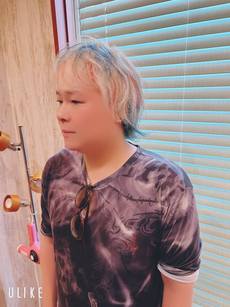 koebu_bokuwas's tweet photo. ニューヘアー🤗
グリーン、レッド、ブルーのド派手カラーだよ！どうかな？ https://t.co/f1aCkGAeS4