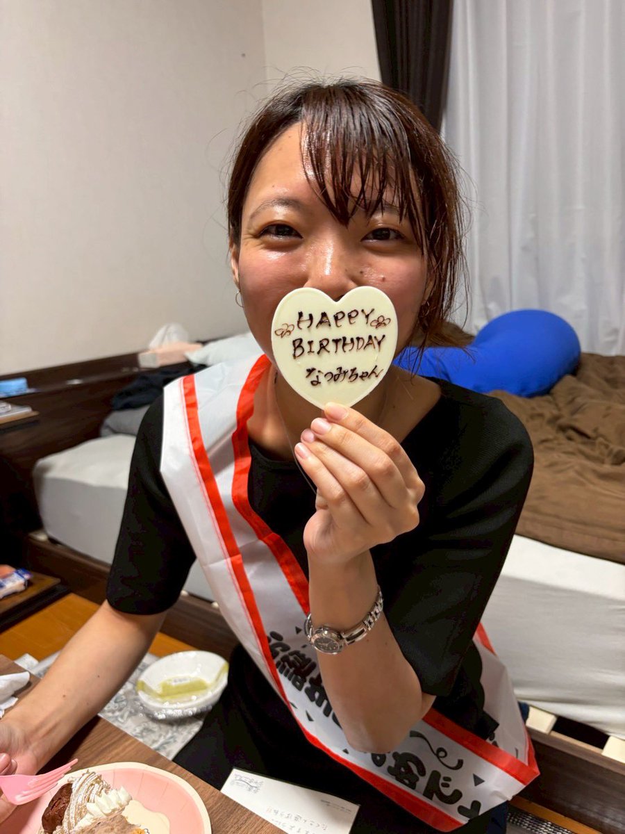 watabe723's tweet photo. 友達が誕生日会してくれた！！！
めちゃくちゃ嬉しかったし、めちゃ楽しかった😭😭✨
ご飯はご馳走だしモンブランのホールケーキは最高に美味しいし、
メッセージカードももらった😭
顔面に生クリームも被りました🥹
最高の誕生日や。
プレゼントの炭酸水メーカー、大切に使う！みんなありがとう！！😭 https://t.co/Z0PS6j1Wmp