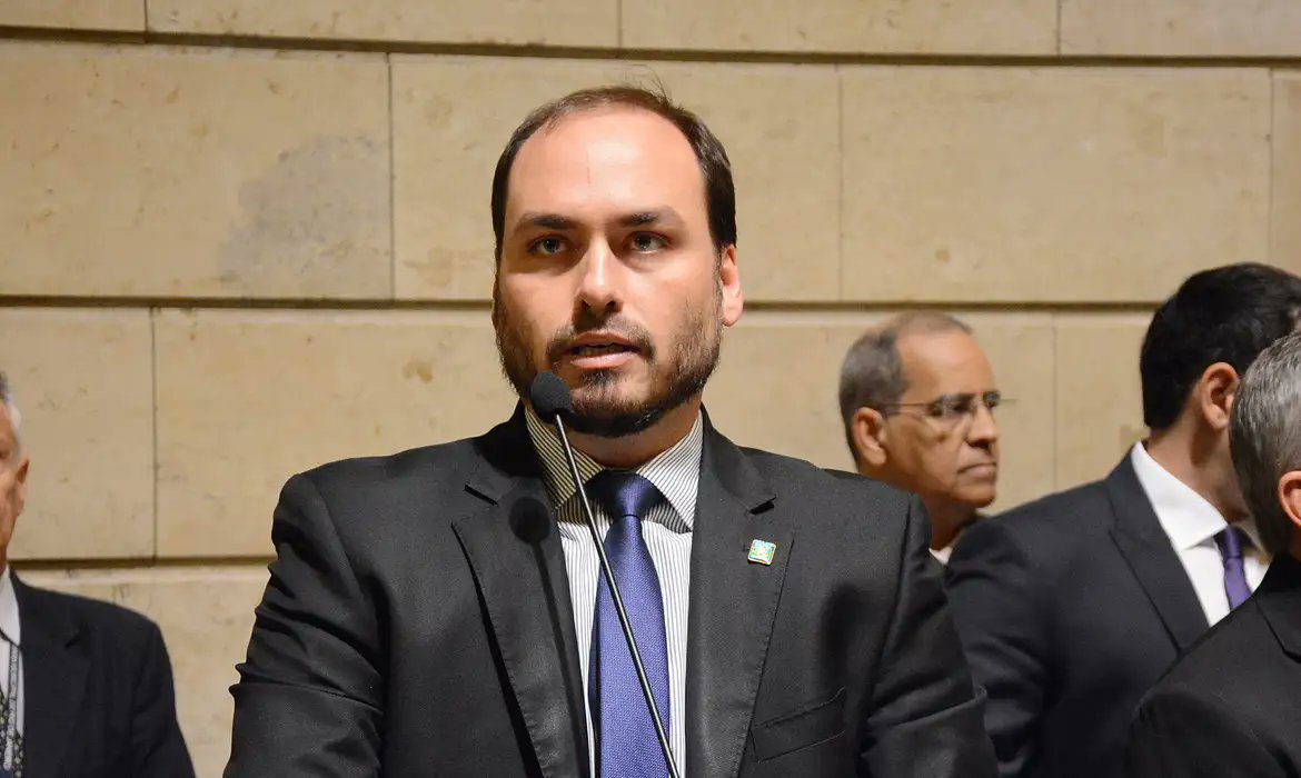 Dardinelhes's tweet photo. Justiça aceita denúncia e 7 ex-assessores de Carlos Bolsonaro viram réus por esquema de rachadinha!

Eles eram funcionários fantasmas do então vereador Carlos. O roubo total chega a 7 MILHÕES!

Cadeia já! https://t.co/m0hIsRWPQw