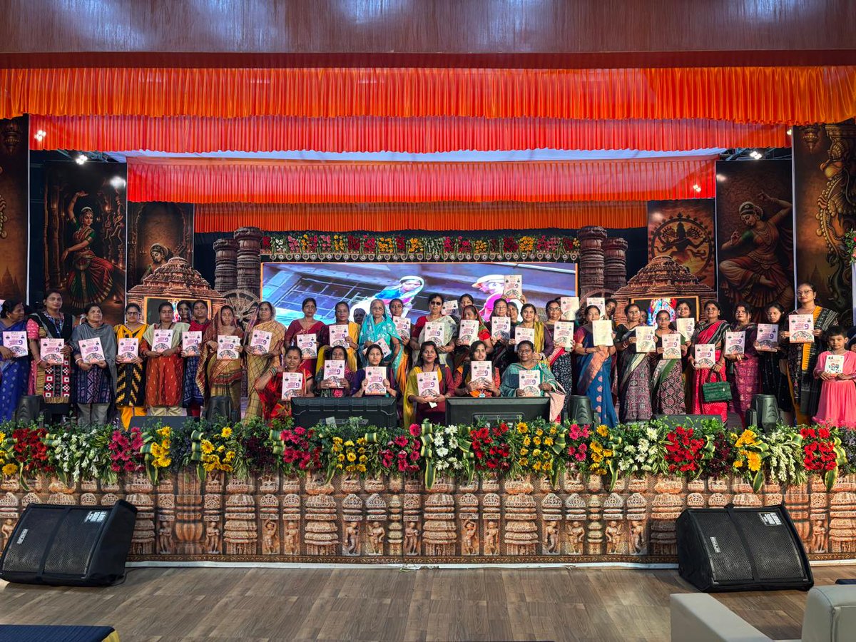 dswo_puri's tweet photo. Distribution of mobile phones to AWWs, distribution of booklets, and sharing of experiences by beneficiaries of different schemes of the W&amp;CD Department were carried out during the occasion. @CMO_Odisha @dcmo_pravati @WCDOdisha @dm_puri https://t.co/XoxYlHrMXH