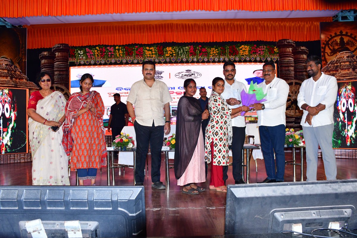 dswo_puri's tweet photo. Distribution of mobile phones to AWWs, distribution of booklets, and sharing of experiences by beneficiaries of different schemes of the W&amp;CD Department were carried out during the occasion. @CMO_Odisha @dcmo_pravati @WCDOdisha @dm_puri https://t.co/XoxYlHrMXH