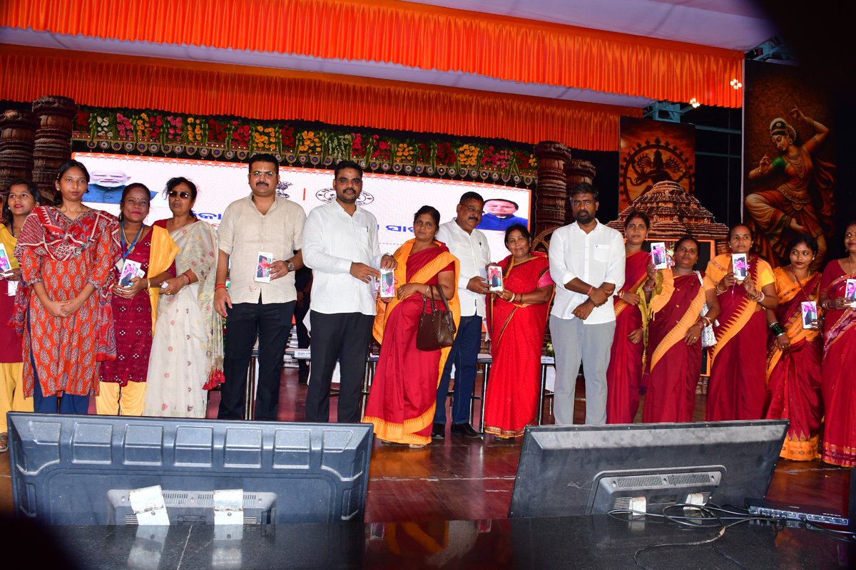 dswo_puri's tweet photo. Distribution of mobile phones to AWWs, distribution of booklets, and sharing of experiences by beneficiaries of different schemes of the W&amp;CD Department were carried out during the occasion. @CMO_Odisha @dcmo_pravati @WCDOdisha @dm_puri https://t.co/XoxYlHrMXH