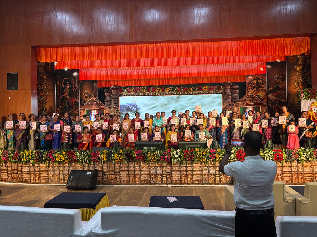 dswo_puri's tweet photo. Distribution of mobile phones to AWWs, distribution of booklets, and sharing of experiences by beneficiaries of different schemes of the W&amp;CD Department were carried out during the occasion. @CMO_Odisha @dcmo_pravati @WCDOdisha @dm_puri https://t.co/XoxYlHrMXH