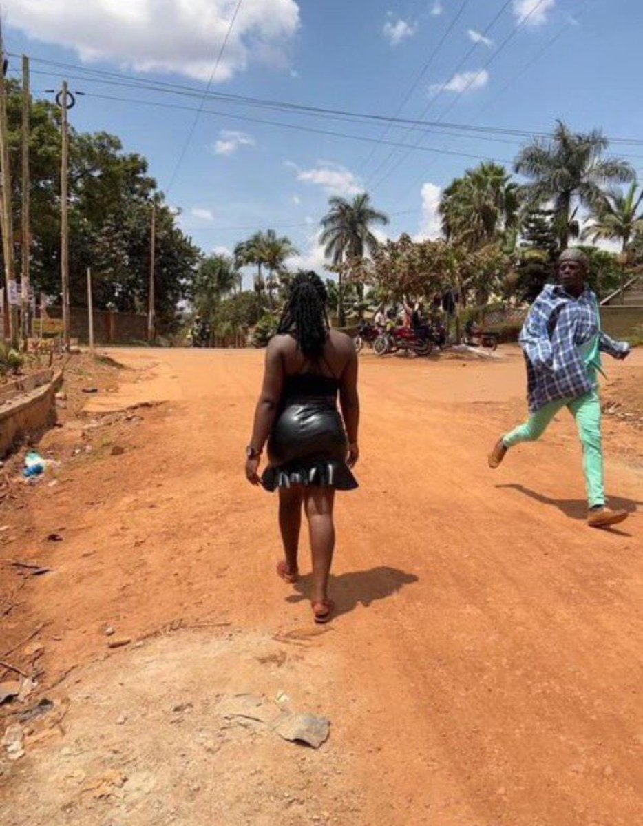 skirtdaily's tweet photo. Left her at bro's place to pick keys, but only to find her returning home angry 😭 https://t.co/M5mMFq6R6b