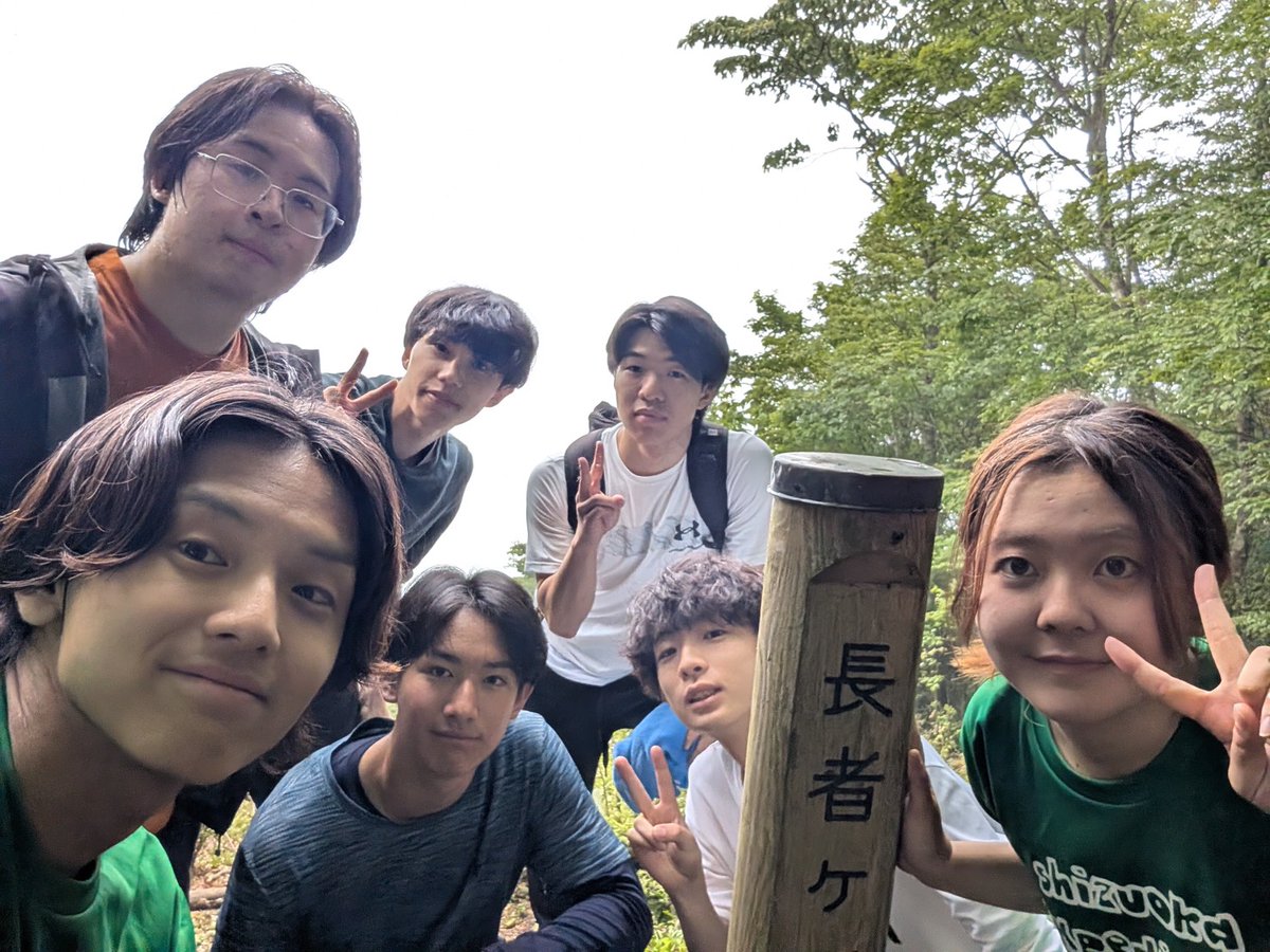 sizu_exp's tweet photo. 樹海合宿1日目は長者ヶ岳に登りに行きました。生憎の天気で頂上からの眺めは霧で見えませんでしたが登山の楽しさは少し伝わった気がします。その後は富士山周辺を観光したりして楽しく過ごしました！ https://t.co/AoXKdnSH43