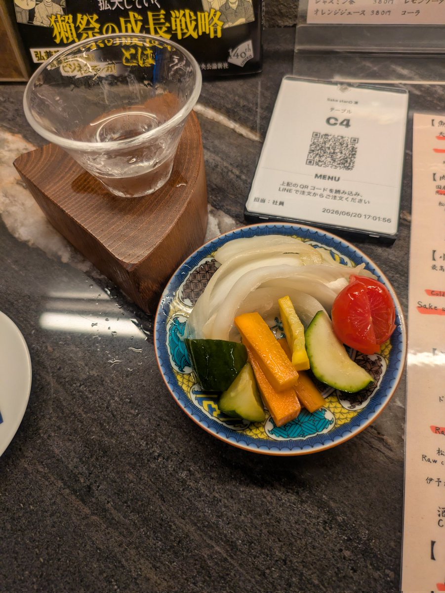 vault_dogmeat's tweet photo. Sake stanD 凛　新宿
冷蔵ショーケースに酒屋ごとで日本酒並んでる中から好きなの選んで会計して注いでもらう飲む立ち飲み🍶ちょい飲みに便利なオサレ店
#きゅるきゅあドカ食い呑んだくれ部 https://t.co/rbLWYBy7fE