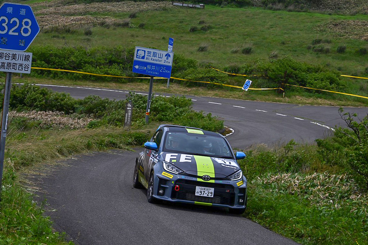 TOYOTA_GR's tweet photo. #モリゾウチャレンジカップ
Rd.4 久万高原ラリー🚗✨【Day1速報】

土曜日の4ステージを走り終えて。

モリゾウチャレンジカップ Overall
1️⃣ #17 最上 佳樹 / 小藤 桂一｜47:25.5
2️⃣ #16 米林 慶晃 / 菅野 総一郎｜47:57.9（+32.4）
3️⃣ #15 奥井 優介 / 藤田 めぐみ｜48:26.6（+1:01.1）
4️⃣ #18 山口 航平 / 東 駿吾｜48:50.7（+1:25.2）
5️⃣ #19 松原 周勢 / 市橋 真由子｜49:04.8（+1:39.3）
6️⃣ #21 平川 真子 / 冨本 諒｜49:13.9（+1:48.4）
7️⃣ #22 兼松 由奈 / 山下 秀｜49:56.9（+2:31.4）
8️⃣ #20 三枝 聖弥 / 木村 裕介｜50:27.7（+3:02.2）
9️⃣ #23 今橋 彩佳 / 槻島 もも｜50:47.2（+3:21.7）
🔟 #24 HARU / 宮本 大輝｜52:28.6（+5:03.1）

※6月20日17時00分時点のリザルトです。最新リザルトは下記大会公式サイトをご確認ください。
https://t.co/ltDylJJnge

Live配信・イベント・観戦情報など
https://t.co/EY75REKKwQ

#MORIZOChallengeCup
#MCC
#モリチャレ