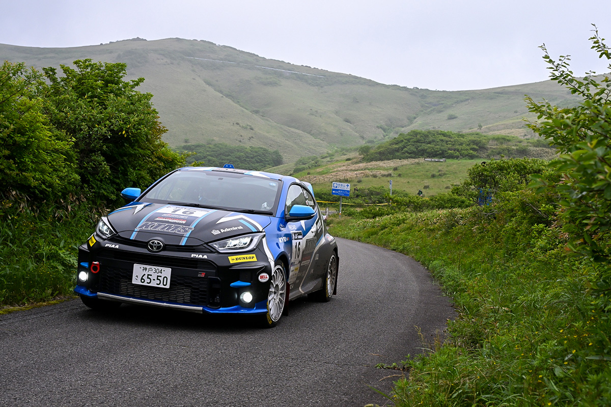 TOYOTA_GR's tweet photo. #モリゾウチャレンジカップ
Rd.4 久万高原ラリー🚗✨【Day1速報】

土曜日の4ステージを走り終えて。

モリゾウチャレンジカップ Overall
1️⃣ #17 最上 佳樹 / 小藤 桂一｜47:25.5
2️⃣ #16 米林 慶晃 / 菅野 総一郎｜47:57.9（+32.4）
3️⃣ #15 奥井 優介 / 藤田 めぐみ｜48:26.6（+1:01.1）
4️⃣ #18 山口 航平 / 東 駿吾｜48:50.7（+1:25.2）
5️⃣ #19 松原 周勢 / 市橋 真由子｜49:04.8（+1:39.3）
6️⃣ #21 平川 真子 / 冨本 諒｜49:13.9（+1:48.4）
7️⃣ #22 兼松 由奈 / 山下 秀｜49:56.9（+2:31.4）
8️⃣ #20 三枝 聖弥 / 木村 裕介｜50:27.7（+3:02.2）
9️⃣ #23 今橋 彩佳 / 槻島 もも｜50:47.2（+3:21.7）
🔟 #24 HARU / 宮本 大輝｜52:28.6（+5:03.1）

※6月20日17時00分時点のリザルトです。最新リザルトは下記大会公式サイトをご確認ください。
https://t.co/ltDylJJnge

Live配信・イベント・観戦情報など
https://t.co/EY75REKKwQ

#MORIZOChallengeCup
#MCC
#モリチャレ
