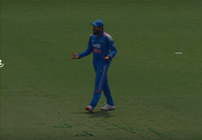 AmanTiw21's tweet photo. Rohit couldn't control himself laughing asking Arsh "Kya kar raha hai ye"😂
The love he has from his team members is just endless😭❤️
@ImRo45  LEADER🇮🇳🐐 https://t.co/gvdBnIGoWx