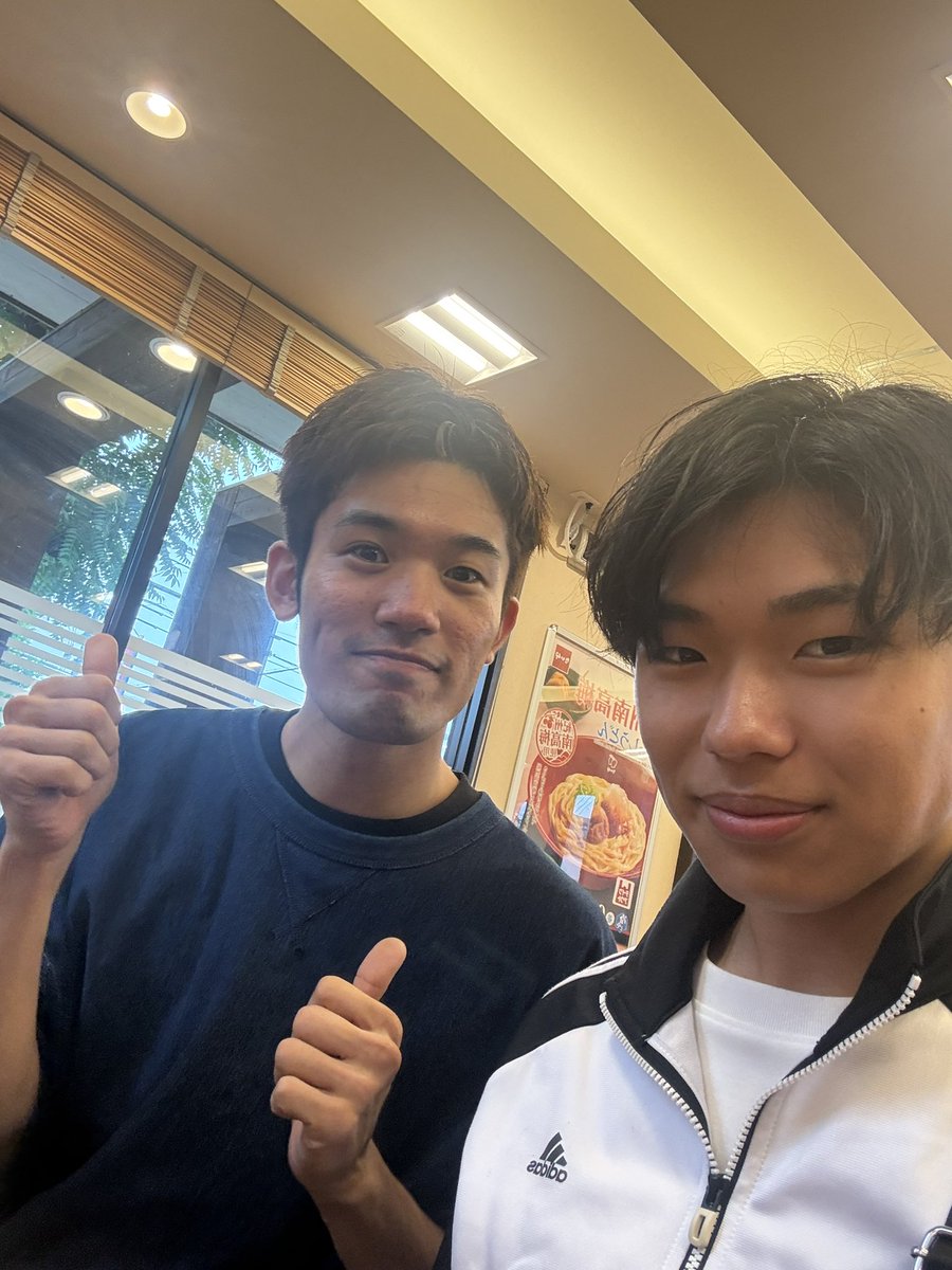 tanaharu_des's tweet photo. 今日のお昼は、なか卯を社長とたけるんと僕で！
社長は怒りながら親子丼を食べてました😭 https://t.co/Uv1WAuaOg5