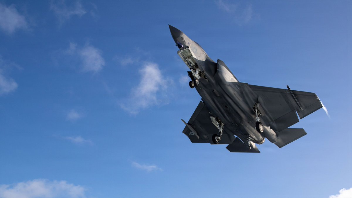 Roberto_yeager's tweet photo. Un #Lockheed F-35C #Lighting II del VFA-147 Argonauts sobre el espejo del #CVN73 #USSGeorgeWashington en el Mar de Filipinas (#USNavy photo by Mass Communication Specialist Seaman Estrella Velarde) #F35C https://t.co/Ogn3AoRf4b