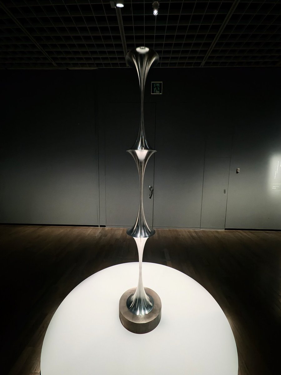 hot_mapotofu's tweet photo. 東京国立近代美術館で開催中の「杉本博司　絶滅写真」へ。杉本博司というと江之浦測候所の記憶がよぎる。彼が問いかける悠久の時間や生死といった壮大な哲学に触れようとするたび、写真の純粋な美しさに眩暈を覚える。作品への局所的な評価を試みは、大きな輪郭が抜け落ちるような気がしてならない。 https://t.co/54IJBWKU0k