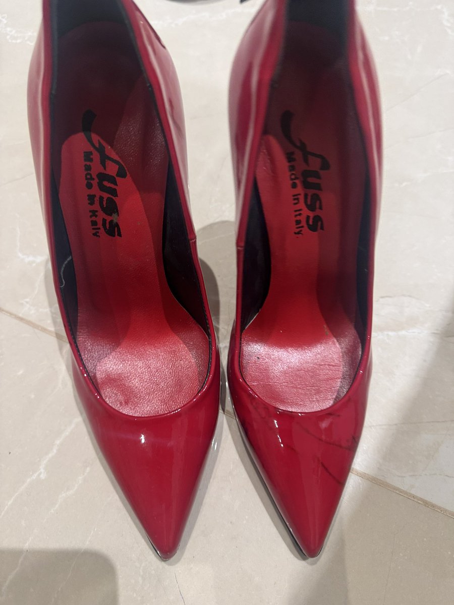 LadyAmandaBlack's tweet photo. I don’t want them anymore… size 5 
Send me some offers !!! https://t.co/Ho3DjiTx0H