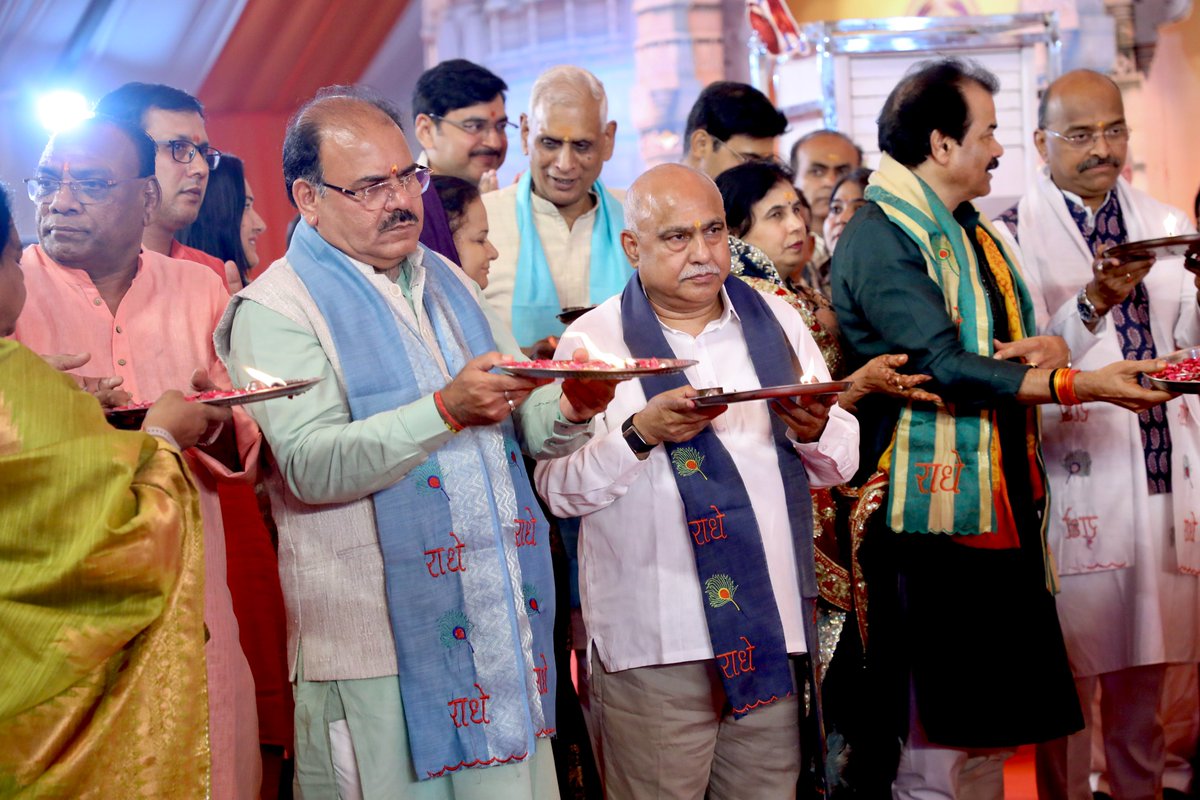 NandanParody's tweet photo. On the fifth day of the Shrimad Bhagavata Katha in Bhopal, Shri Hemant Khandelwal Ji (State President, BJP, Madhya Pradesh) attended the Katha and received the blessings of the Vyas Peeth.
#AyodhyaSIT #SanatanaDharma श्री रामलाल शर्मा https://t.co/0ltwkJNhF7