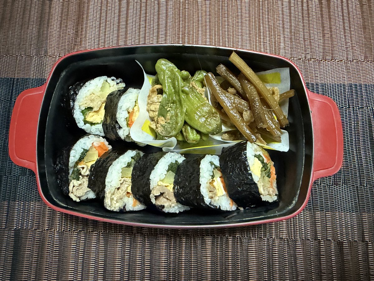 sumatraomi's tweet photo. 今日弁当🍱

キンパ
ししとう玉子炒め
伽羅蕗

#お弁当
#お弁当日記
#お弁当記録
#キンパ
#海苔巻き https://t.co/NdxOU5Jlws