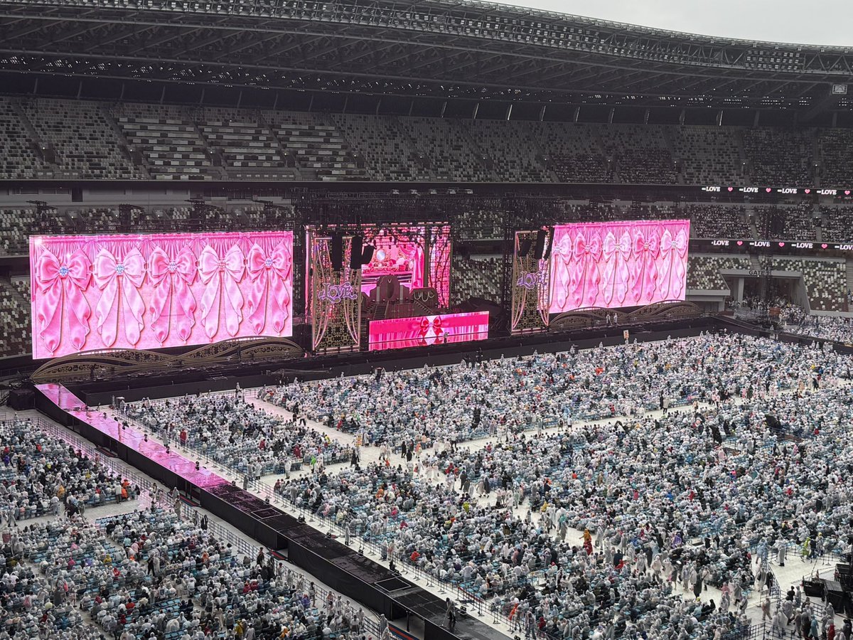 angler232's tweet photo. 妻の希望で来たけど、イコラブ人気凄いなー https://t.co/0GAgX3JuEC