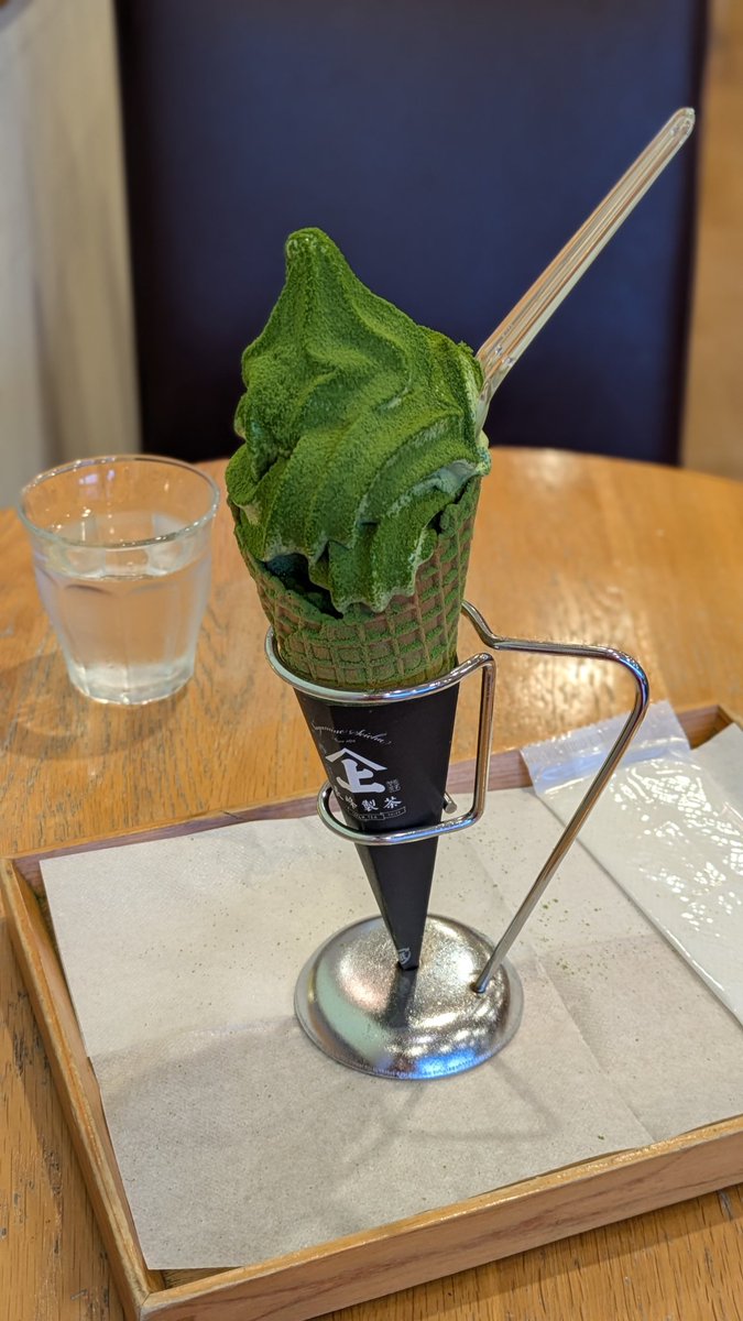 Gejiwara's tweet photo. 町田の長峰製茶でむせ抹茶ソフトをいただきました😊
抹茶がめっちゃ濃くて美味い！！ https://t.co/ktrUMEybUO