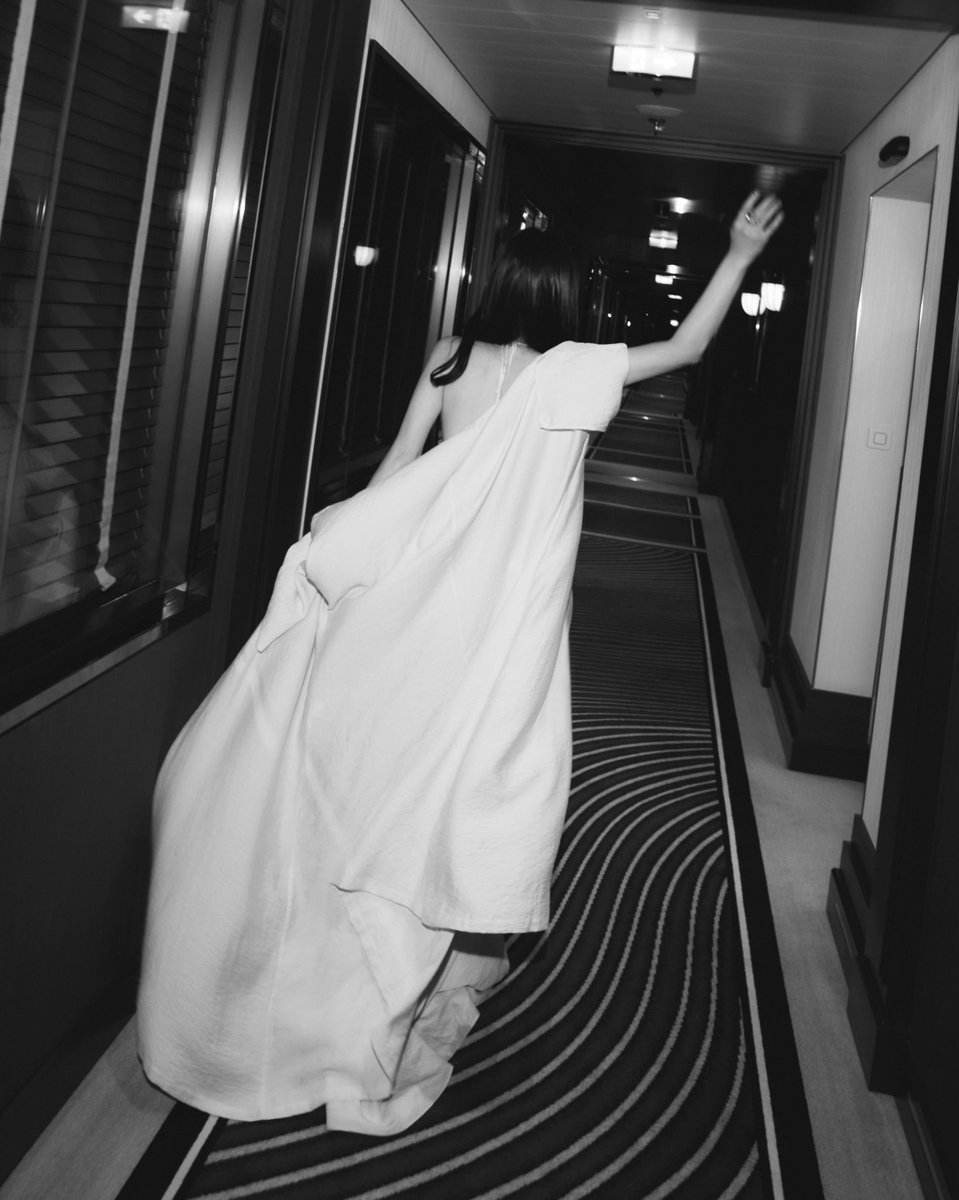 favsonghk's tweet photo. 𝑩𝒆𝒂𝒖𝒕𝒚 𝒕𝒉𝒂𝒕 𝒍𝒆𝒂𝒗𝒆𝒔 𝒆𝒗𝒆𝒓𝒚𝒐𝒏𝒆 𝒔𝒑𝒆𝒆𝒄𝒉𝒍𝒆𝒔𝒔.🤌🏻🤍

"𝑻𝒉𝒆 𝒅𝒆𝒇𝒊𝒏𝒊𝒕𝒊𝒐𝒏 𝒐𝒇 𝒕𝒊𝒎𝒆𝒍𝒆𝒔𝒔 𝒃𝒆𝒂𝒖𝒕𝒚." .✿⁾⁠⁾⊰⁠⊹ฺ⁽⁠⁽✿.

#songhyekyo #송혜교 #宋慧�� #ソン・ヘギョ #ซงฮเยคโย https://t.co/8b4WiY34MZ