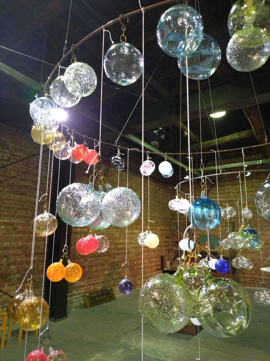 koguma_bread's tweet photo. 有鄰館の六箇山工房展でガラスの世界に迷い込みました。
ひとつだけ何か買うと決めていて、悩んだ末、黒に近いブルーの瓶を選びました。 https://t.co/iZw7cey53A