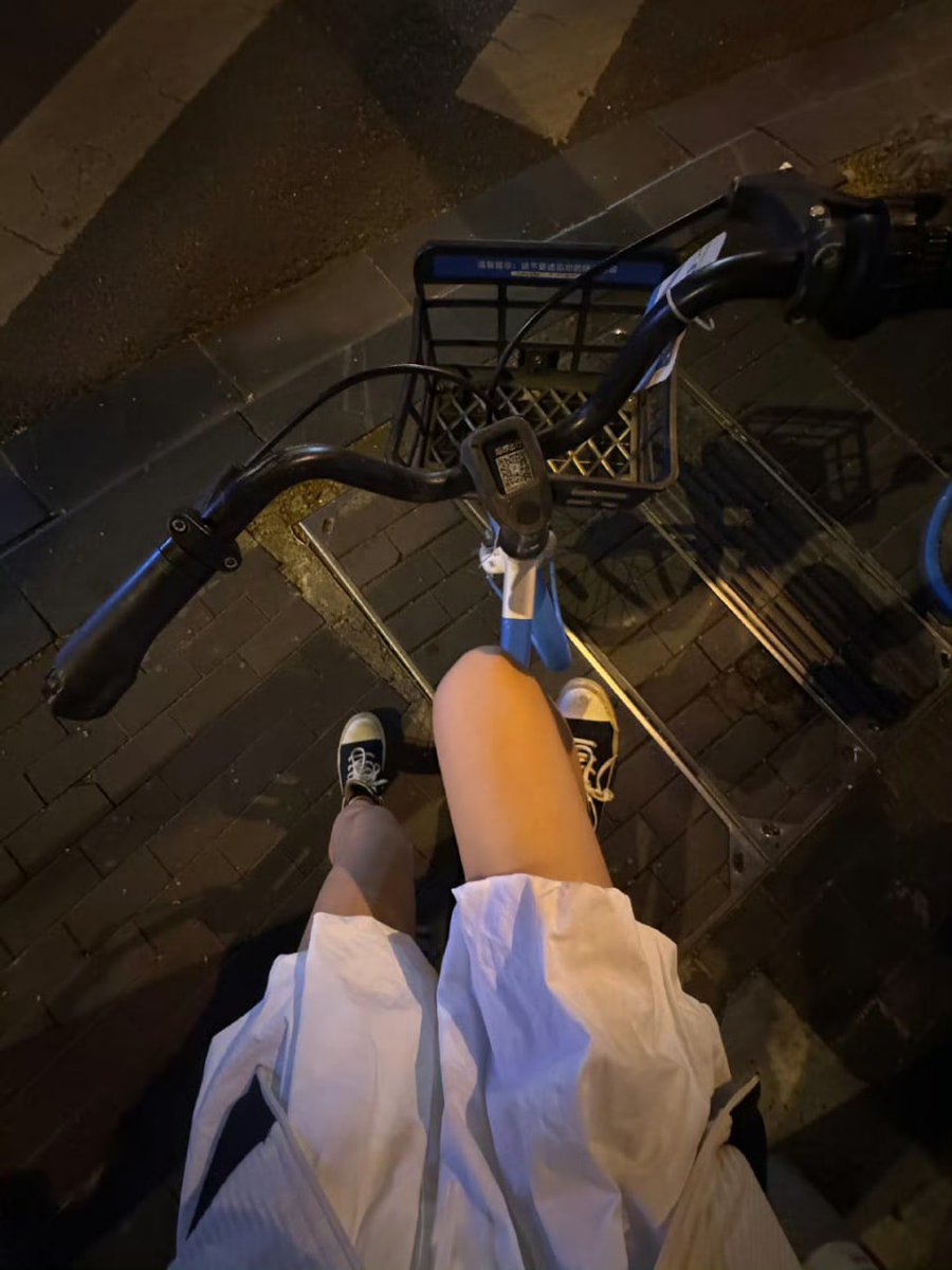 Deepchabd1's tweet photo. #石家庄  没人疼就半夜出来捡爷们 https://t.co/AOVwI92Ufq