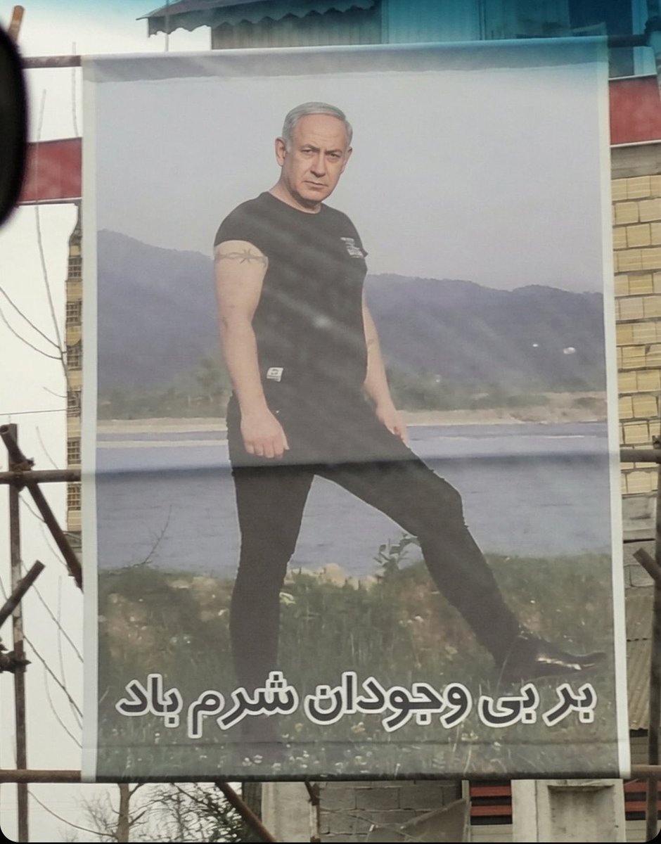 جیمز باند tweet media