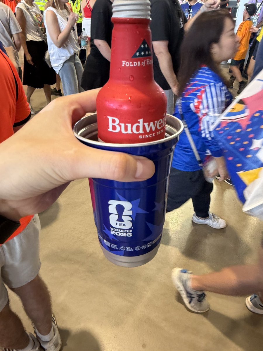 Awaybro_media's tweet photo. 【ダラススタジアムのレポ🇺🇸】

現地で実際に行って
分かったポイントをまとめました👇
✅ 荷物は最小限（預け所は遠い）
✅ 水はウォルマートのレジ横で買う
✅ 入場後すぐFIFA公式ショップへ
✅ コーラ・ビール注文で限定カップGET
✅ Fan ID/ブレスレットはスタッフに声かけて

詳しい情報はAwayBroアプリ、
または添付画像からチェックできます📲
保存して現地で使ってください🙌

下記のリンクから
『AwayBro』アプリダウンロードできます👇
https://t.co/P1OCGd2OJ7