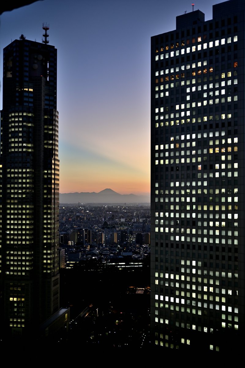 Kohi5180's tweet photo. 新宿から富士山 7
インスタでポートレートは → @kohi80_photo
#富士山 #シルエット #夕景 #夜景ら部 #夕景ら部 #新宿 #東京都庁 #fuji #mtfuji #cityhall #skyscraper #sunsetview #nightview #silhouettes #shinjuku #tokyo #japan #japan_sunset_view #landscape #japan_of_insta #tokyotokyo https://t.co/Iwwzbm0aZ1