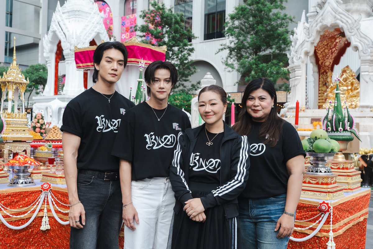 _24News_'s tweet photo. MFlow Entertainment เปิดจักรวาล Omegaverse เต็มรูปแบบครั้งแรกของซีรีส์วายไทย! นำทีม “โบ๊ท–โอ๊ต” บวงสรวงซีรีส์ “KNOT (น็อต)” เตรียมสร้างปรากฏการณ์ใหม่ เริ่มตอนแรก 30 มิ.ย.นี้

#บวงสรวงKNOTSeries #KNOTseries
#Boatyongyut #Oatpasakorn #boatoat 

นับเป็นอีกหนึ่งโปรเจกต์ที่ถูกจับตามองตั้งแต่เปิดตัว สำหรับซีรีส์ “KNOT (น็อต)” ผลงานออริจินัลจาก MFlow Entertainment ที่เตรียมสร้างปรากฏการณ์ครั้งใหม่ให้วงการซีรีส์ไทย ด้วยการเปิดจักรวาล Omegaverse อย่างเต็มรูปแบบเป็นครั้งแรก ถ่ายทอดโลกแห่งอำนาจ ความรัก และสัญชาตญาณ ผ่านเรื่องราวสุดเข้มข้นที่พร้อมพาผู้ชมดำดิ่งสู่ความสัมพันธ์ซึ่งถูกกำหนดด้วยโชคชะตา นำแสดงโดยสองนักแสดงดาวรุ่ง โบ๊ท ยงค์ยุทธ เติมต่อ และ โอ๊ต ภาสกร สารรัตนะ ที่พร้อมถ่ายทอดเคมีและความเข้มข้นของเรื่องราวครั้งนี้

ล่าสุด เมื่อวันที่ 19 มิถุนายน 2569 ณ ศาลพระพิฆเนศ ลานด้านหน้าศูนย์การค้าเซ็นทรัลเวิลด์ MFlow Entertainment ได้จัดพิธีบวงสรวงเพื่อความเป็นสิริมงคลก่อนออกอากาศ นำโดย คุณภัทร์ ภัทร์ปิยธร ปิยรพีธัชช์ ที่ปรึกษากรรมการบริหาร บริษัท เอ็ม.โฟลว์ เอ็นเตอร์เทนเม้นท์ จำกัด และ คุณอธิชา ขวัญคง Content Acquisition Manager, iQIYI Thailand พร้อมด้วยสองผู้กำกับ คุณกรชนก บุญมา และ คุณวันชนะพันษ์ ไพฑูรย์ รวมถึงทีมนักแสดงนำ ได้แก่ โบ๊ท ยงค์ยุทธ เติมต่อ, โอ๊ต ภาสกร สารรัตนะ, มิ้นท์ตี้ พลอยชยาภา ปิยรพีธัชช์, ธีม ภูเบศ อรรถอรุณวงศ์, ธีร์ ธีรวัฒน์ ธนะคำ, เจมส์ ศุภวิชญ์ วงศ์ฟู และ โฟล์ค จักริน แสงเรือน และน้องโค้ตดี้ (Coatdy) มาสคอตของสองหนุ่มโบ๊ท-โอ๊ต เข้าร่วมพิธีอย่างพร้อมเพรียง ท่ามกลางสื่อมวลชนและแฟนคลับที่เดินทางมาร่วมให้กำลังใจอย่างคับคั่ง

“KNOT (น็อต)” ถ่ายทอดเรื่องราวของ พัสสะ (รับบทโดย โอ๊ต ภาสกร) เด็กหนุ่มผู้เติบโตมาโดยไม่เคยรู้เลยว่าโลกใบนี้มี Alpha, Beta และ Omega อยู่จริง จนกระทั่งคืนหนึ่งชีวิตของเขาต้องพลิกผัน เมื่อถูก ณคุณ (รับบทโดย โบ๊ท ยงค์ยุทธ) อัลฟ่าเลือดบริสุทธิ์ผู้เย็นชา และทายาทลำดับหนึ่งของตระกูลใหญ่ กัดเพื่อสร้างพันธะโดยไม่ทันตั้งตัว จากคนแปลกหน้าที่ไม่เคยรู้จักกันมาก่อน ทั้งคู่กลับต้องใช้ชีวิตร่วมกัน  ภายใต้กฎแห่งพันธะที่ไม่มีใครสามารถฝืนได้ ยิ่งใกล้... ยิ่งผูก ยิ่งรัก... ยิ่งหนีไม่พ้น และน่ากลัวที่สุดคือ ในฐานะ “คู่แห่งโชคชะตา” เมื่อพันธะสมบูรณ์ หากฝ่ายหนึ่งต้องตาย อีกฝ่ายก็จะตายตามไปด้วยอย่างไม่มีสิทธิขัดขืน นี่จึงไม่ใช่แค่เรื่องของความรัก แต่คือความผูกพันที่เดิมพันด้วยชีวิต หัวใจ และชะตาทั้งหมด เรื่องราวของทั้งคู่จะลงเอยเช่นไร และพันธะแห่งโชคชะตาครั้งนี้จะนำพาพวกเขาไปสู่บทสรุปแบบไหน ต้องติดตามรับชม

ร่วมสัมผัสเรื่องราวความรักที่ถูกลิขิตด้วยโชคชะตาไปพร้อมกันในซีรีส์ “KNOT” ทุกวันอังคาร เวลา 22:30 น. ทางช่อง one31 ดูออนไลน์เวอร์ชัน UNCUT เวลา 23:00 น. บนแอป iQIYI และเว็บ https://t.co/2VT2y5ggVT ที่เดียวเท่านั้น และย้อนหลัง Clean Version ทุกวันพฤหัสบดี เวลา 23:00 น. ทาง YouTube : MFlow Entertainment เริ่มตอนแรกวันอังคารที่ 30 มิถุนายนนี้!