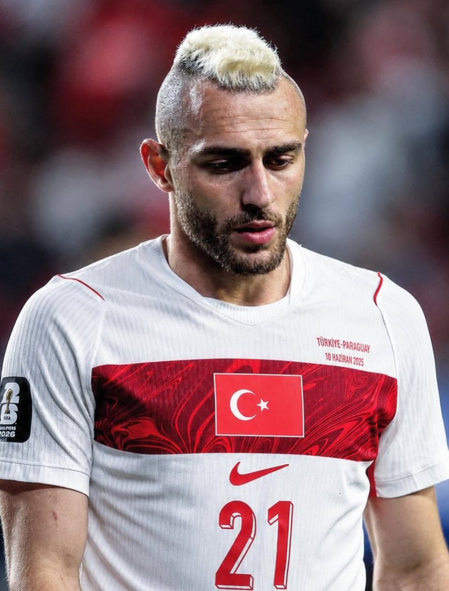 Claudioggia's tweet photo. Galatasaray ile iyi bir UCL ve kariyer sezonu oynayarak geldi, ismi Arsenal ile falan geçiyordu. Ne umutlar ve heveslerle gelmiştik şu Dünya Kupası'na oysa ki https://t.co/IYgLaGvr78