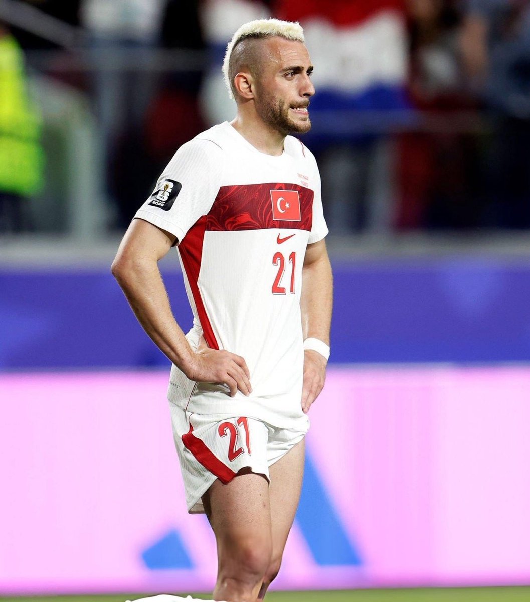 Claudioggia's tweet photo. Galatasaray ile iyi bir UCL ve kariyer sezonu oynayarak geldi, ismi Arsenal ile falan geçiyordu. Ne umutlar ve heveslerle gelmiştik şu Dünya Kupası'na oysa ki https://t.co/IYgLaGvr78