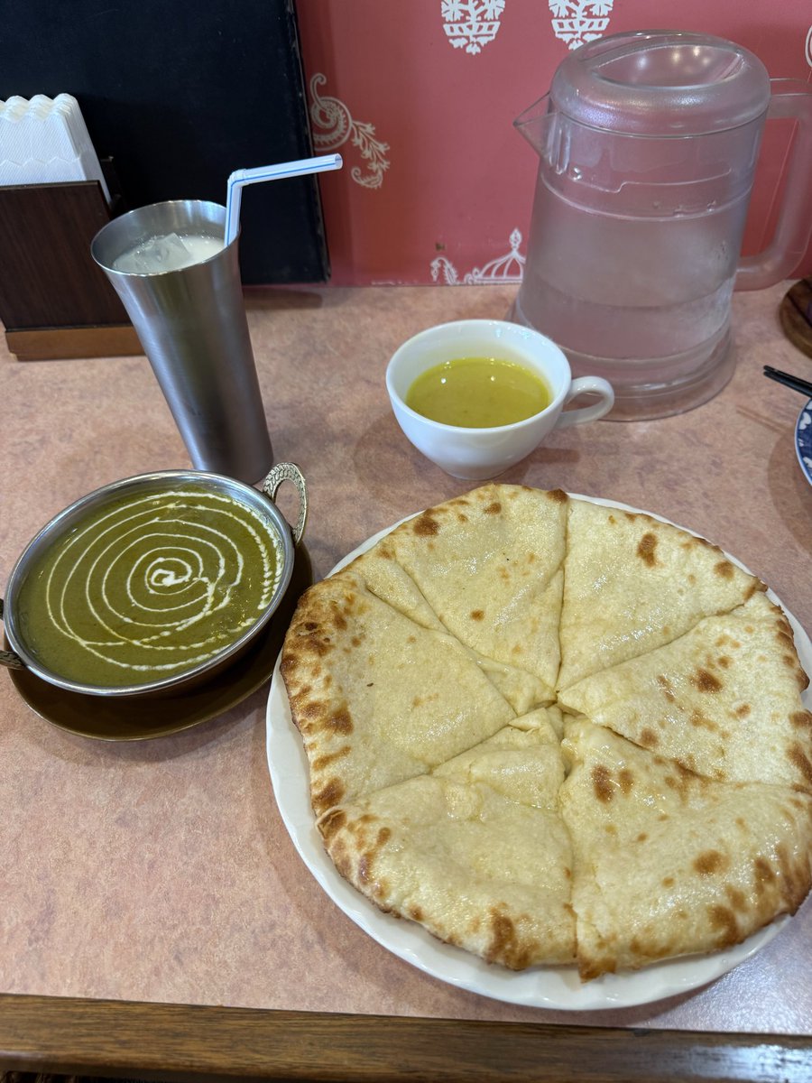 YuuHatesAll's tweet photo. 割れたりヒビが入って髑髏の氷が綺麗に出来ないのが悔しいので食塩水で作ってみたら上手く出来ました🪬塩味の氷なんてそうめん以外には使えないけれど🤔
冷しゃぶ髑髏そうめんと昨日のカレーです。確認よろしくお願いします🪬 https://t.co/Lv2USlXzVe