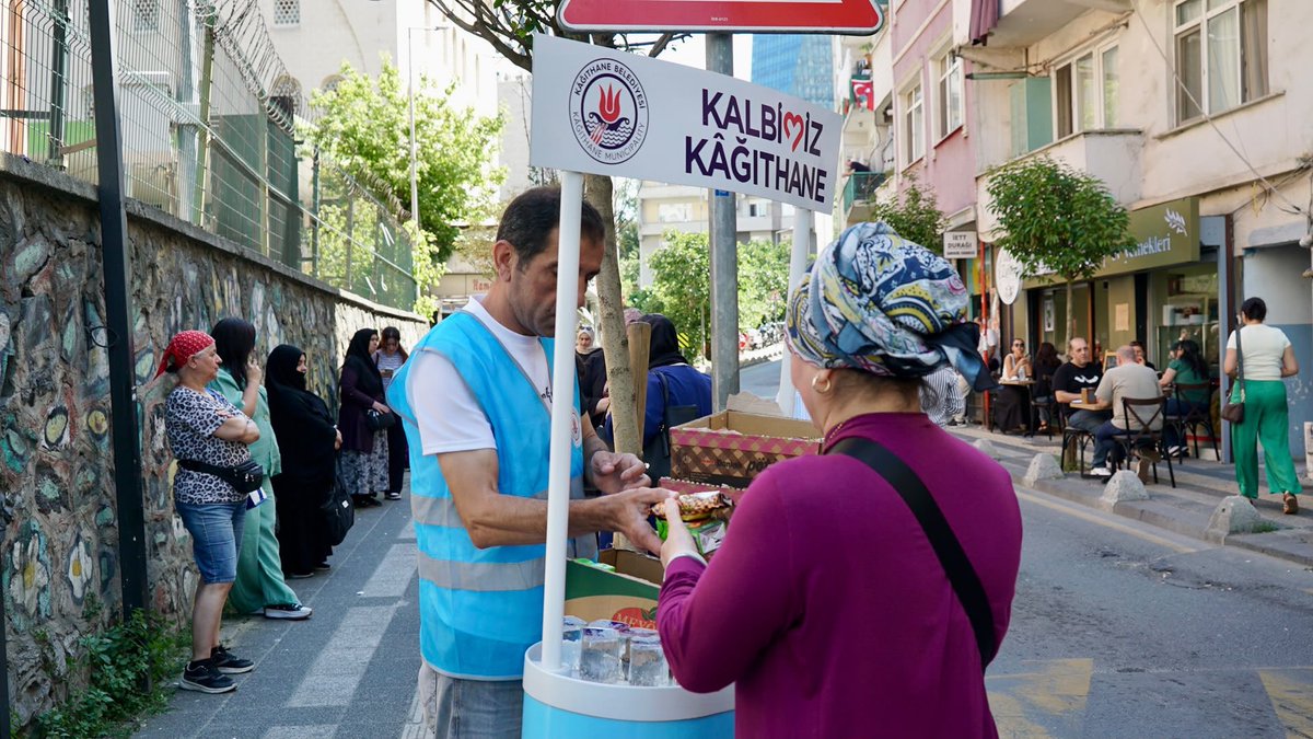 MevlutOztekin's tweet photo. Gençlerimizin heyecanlarına ortak olan 
ailelerimizin bekleme alanlarında ikramlarda bulunduk. 

Başarı ve zihin açıklığı diliyorum.

#KalbimizKağıthane https://t.co/ICrwTY4Zg9