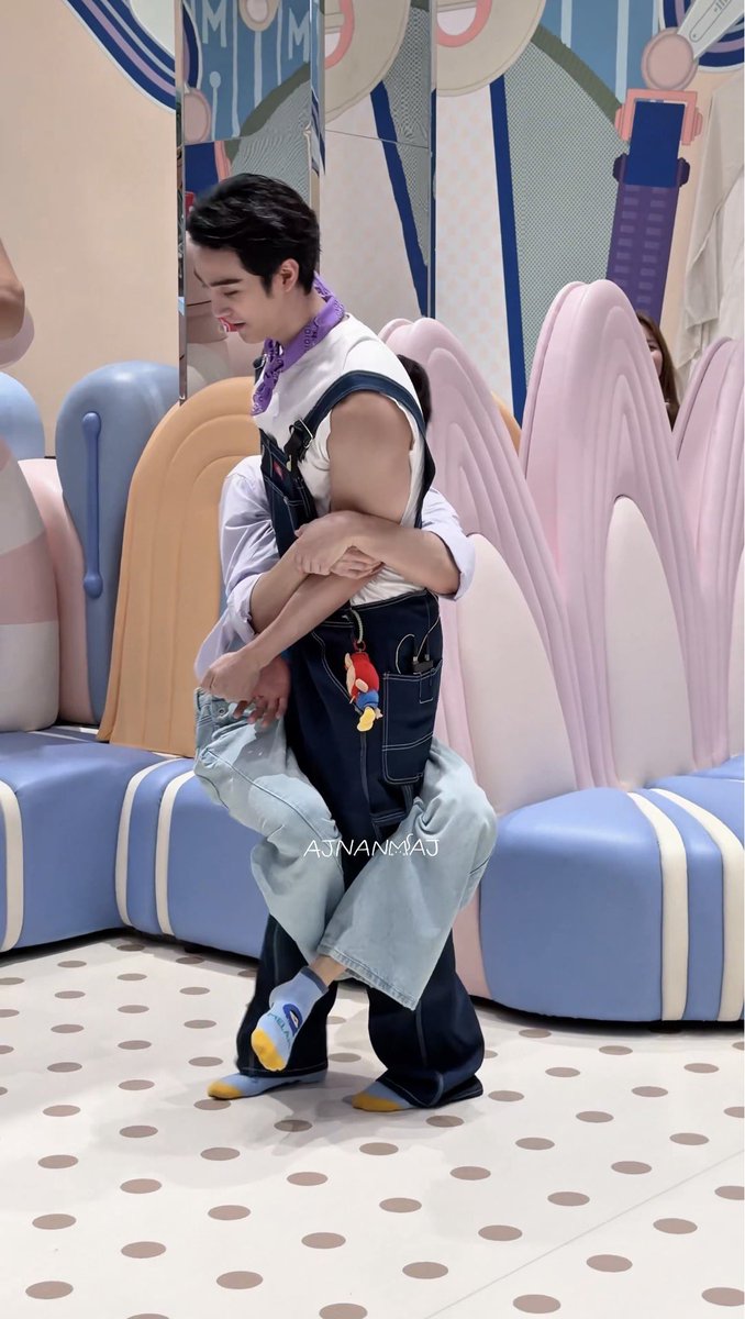 mademybabe's tweet photo. โอ้ยเอ็นดูมาก เกาะปะป๊าเป็นลูกลิงเลย555555555555555555555555

FORCEBOOK LOVE NIVEA  
#NIVEASkinGlowxForceBook https://t.co/QddvVtxzOA