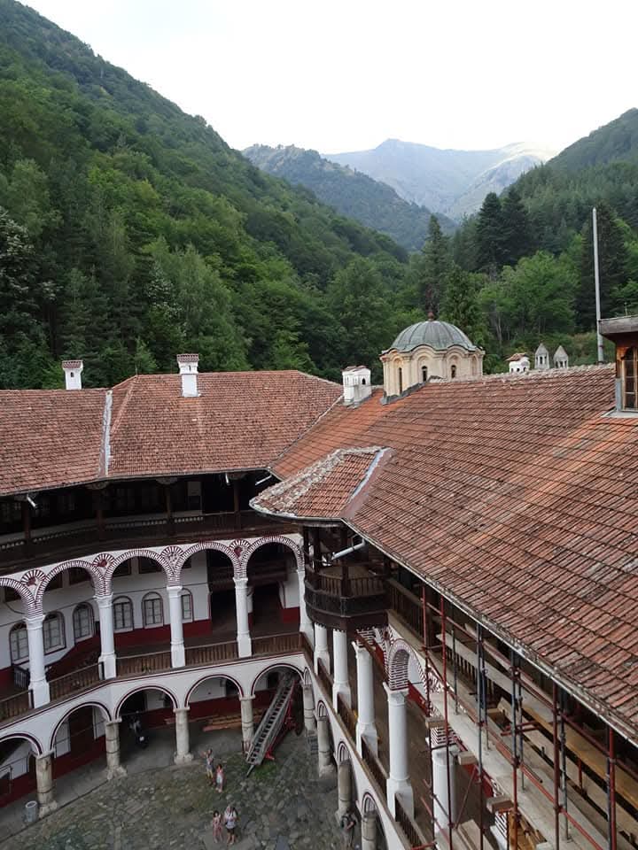 skymanuelima's tweet photo. O #Mosteiro de #São_João_de_Rila é o maior e + famoso mosteiro da #igreja_ortodoxa na #Bulgária. Está situado a noroeste dos montes Rila, a 117 km de Sófia, a 1 altitude de 1147 m.
Fundado no século X pelo eremita #João_de_Rila (Ivan Rilski) é considerado o maior tesouro cultural https://t.co/OP4EaHxIm6