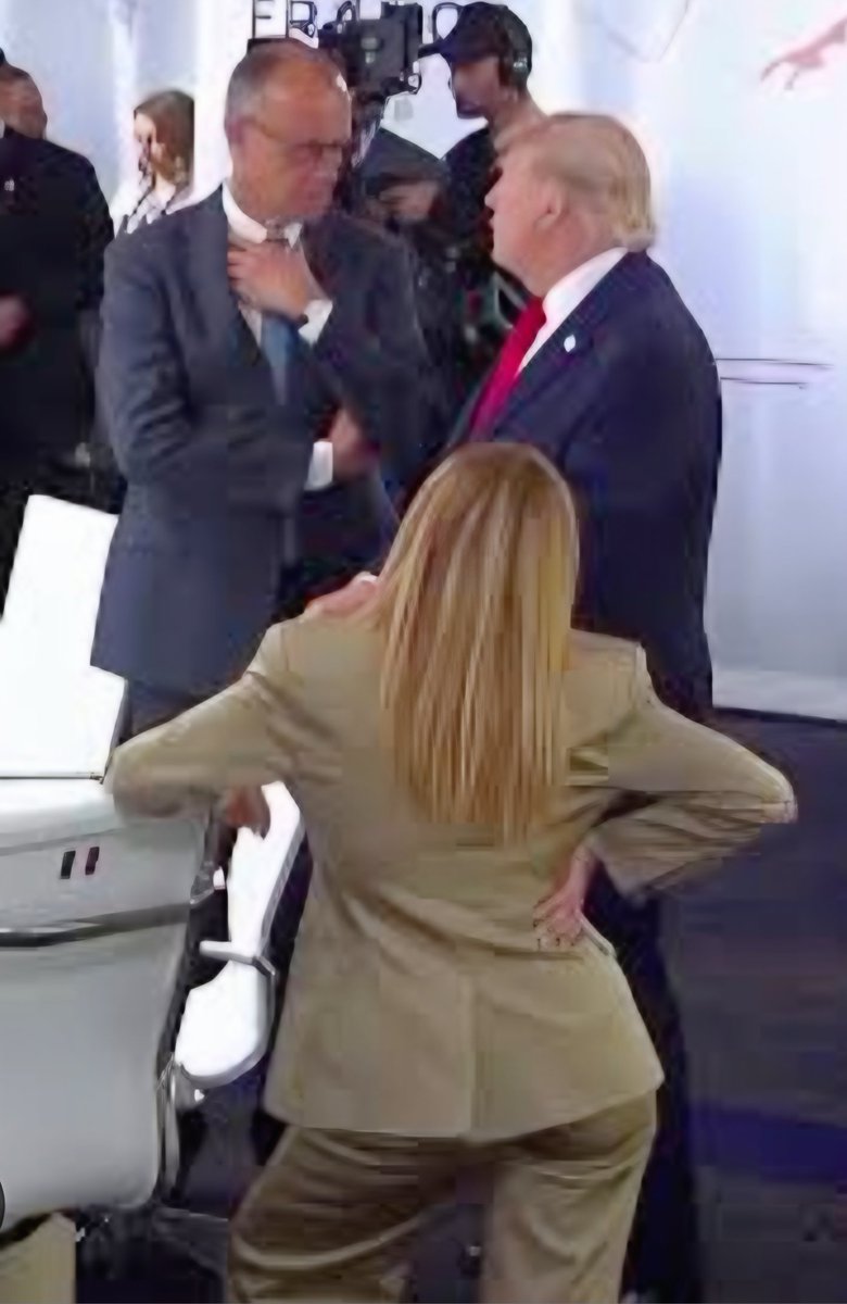 pintarella's tweet photo. Sono sincera. 
Mi riesce difficile dare solidarietà ad una donna che in un summit mondiale adotta certe posture e atteggiamenti 
#Meloni https://t.co/y5kiFBNUTN