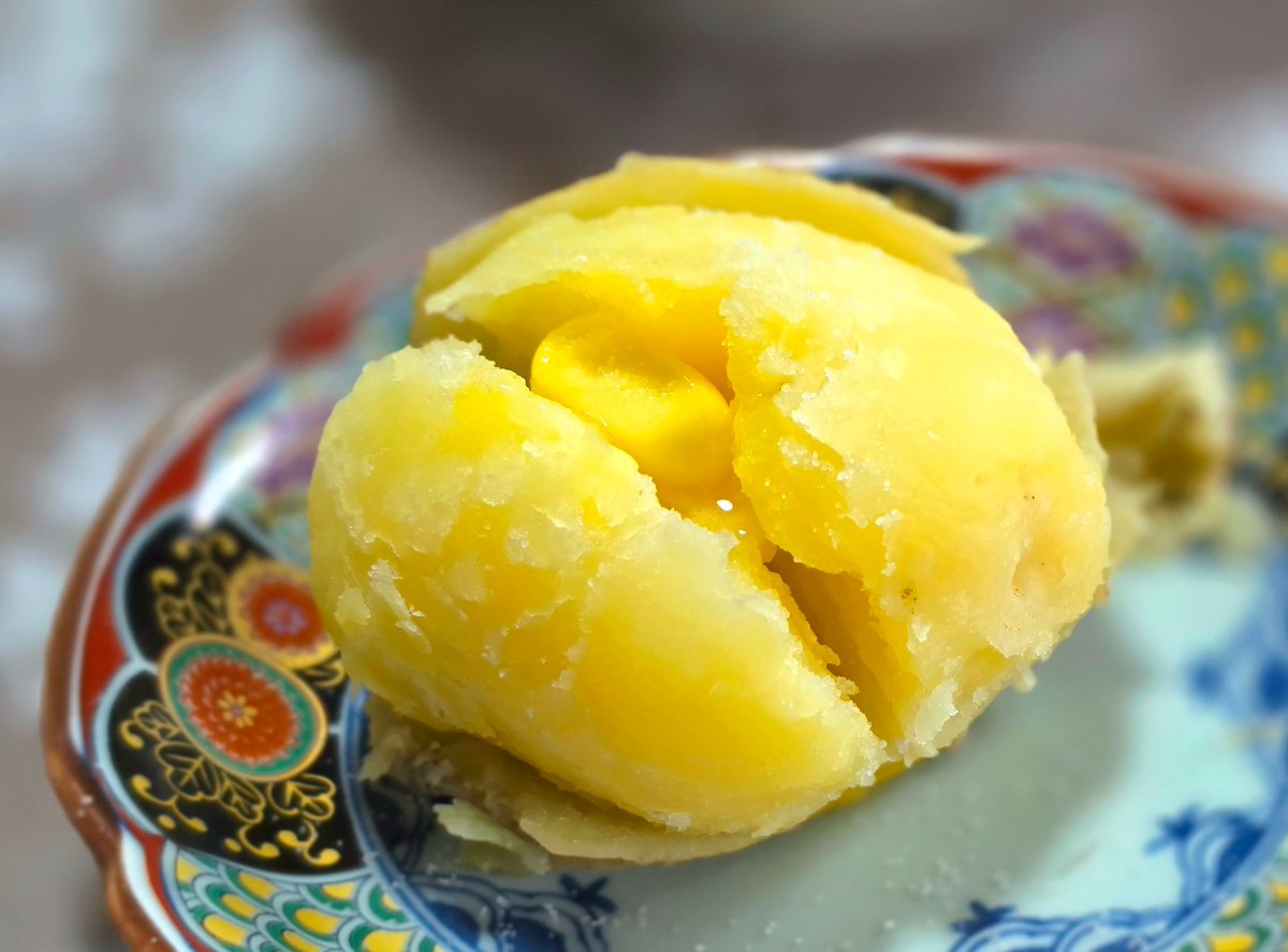 955_HIRO's tweet photo. 叔母さま宅で掘り立ての新じゃが蒸かして頂いてじゃがバタ🥔🧈
美味し過ぎて合掌しきり🏆💯🙏🏻

#じゃがいも掘り https://t.co/79K7PjQtWe