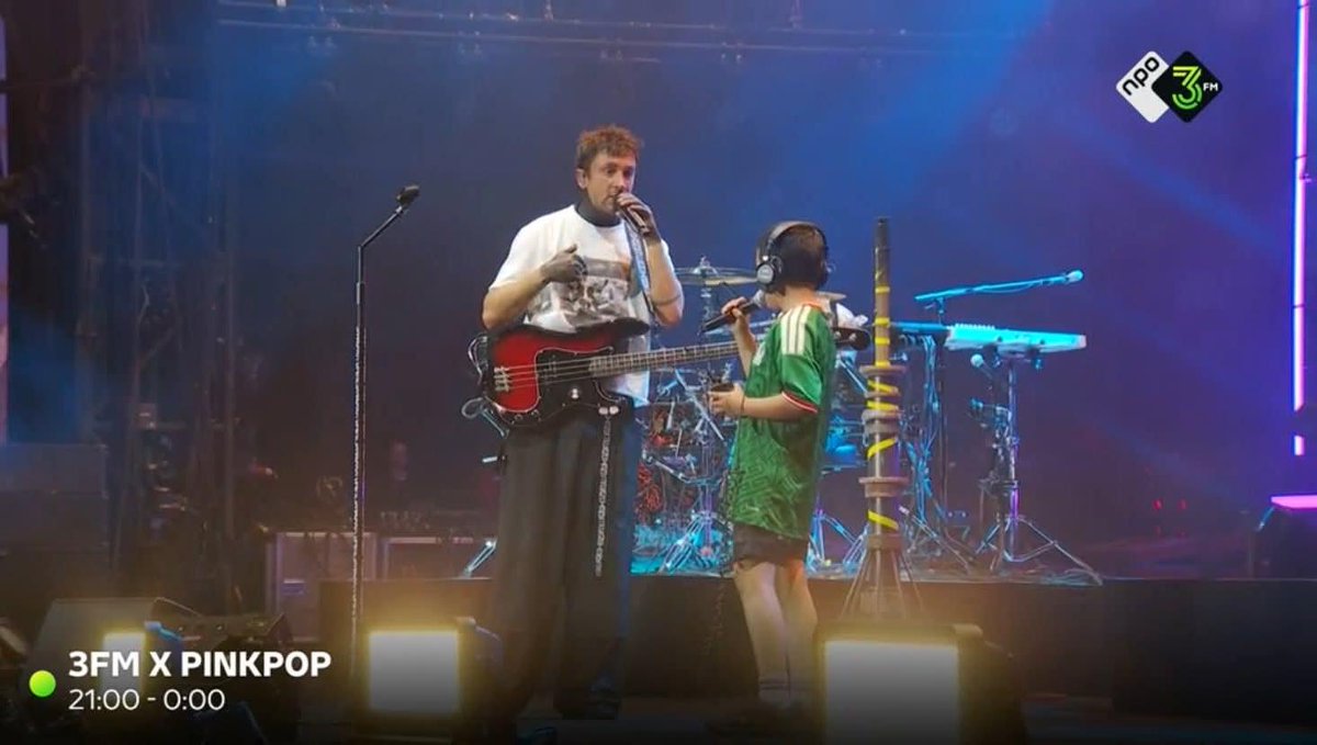 MetropoliTlax's tweet photo. Con la camiseta bien puesta de la selección mexicana, infancia sube al escenario con TØP para interpretar el tema Ride durante el PinkPop

https://t.co/OWXizrsKfI https://t.co/gNrWxc5MNP