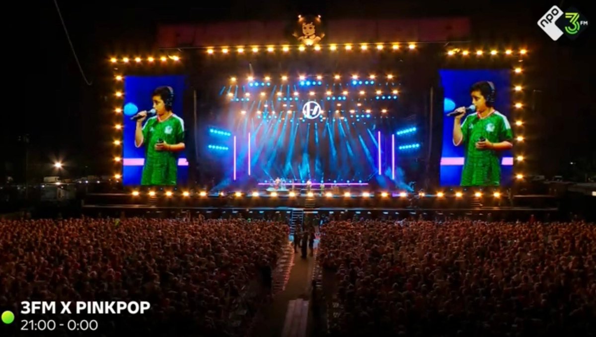 MetropoliTlax's tweet photo. Con la camiseta bien puesta de la selección mexicana, infancia sube al escenario con TØP para interpretar el tema Ride durante el PinkPop

https://t.co/OWXizrsKfI https://t.co/gNrWxc5MNP