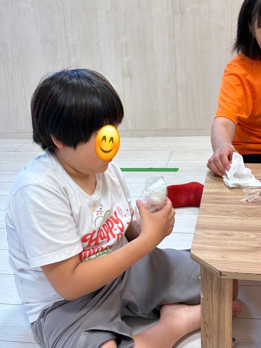 firstdream_12's tweet photo. ☀️一之江教室☀️
2026.6.20(土)
『てるてる坊主作り』
ラッピング袋にティッシュを詰めて、てるてる坊主を作りました🌟
シールの色や位置にもこだわりながら、集中して作り上げることができました😆

▽ファーストシーンドリームの詳細はこちら！
https://t.co/oVm35wAsx5

#放デイ #てるてる坊主 #梅雨 https://t.co/y0cNBGuHnI
