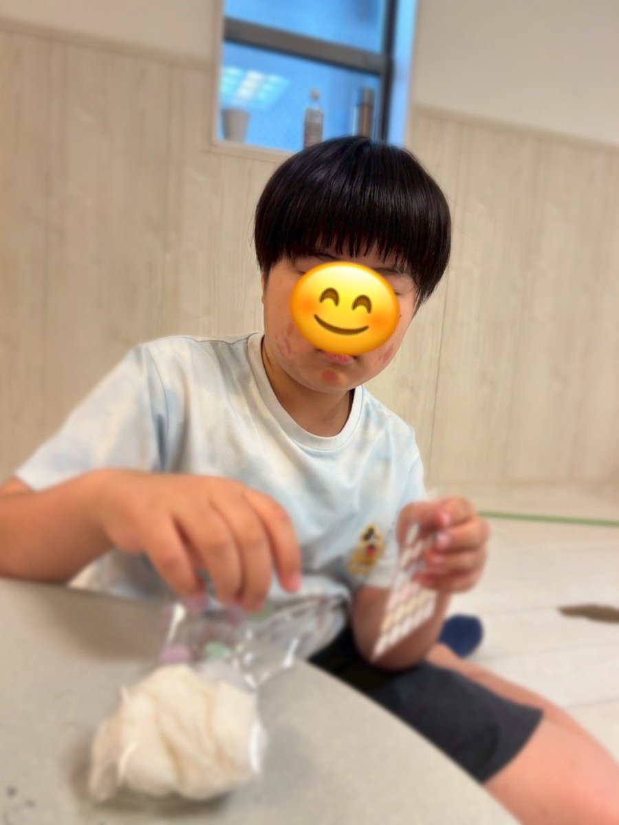 firstdream_12's tweet photo. ☀️一之江教室☀️
2026.6.20(土)
『てるてる坊主作り』
ラッピング袋にティッシュを詰めて、てるてる坊主を作りました🌟
シールの色や位置にもこだわりながら、集中して作り上げることができました😆

▽ファーストシーンドリームの詳細はこちら！
https://t.co/oVm35wAsx5

#放デイ #てるてる坊主 #梅雨 https://t.co/y0cNBGuHnI