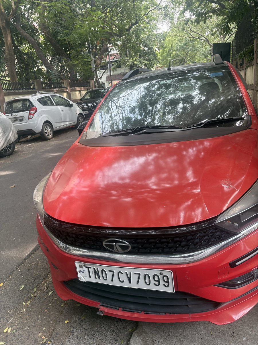docsuriya_sp96's tweet photo. Full road occupied by the vehicles outside cghs indira nagar Adayar 
Causing difficulty for everyone @chennaicorp @ChennaiTraffic 
@CMOTamilnadu do the needful https://t.co/kTBLqEPwL5