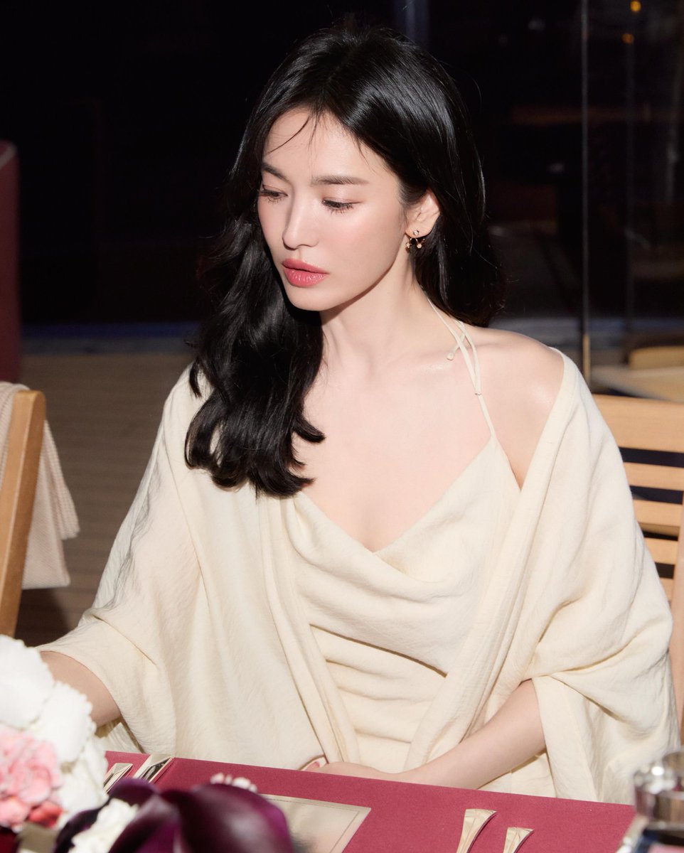 favsonghk's tweet photo. 𝑴𝒐𝒕𝒉𝒆𝒓 𝒊𝒔 𝒎𝒐𝒕𝒉𝒆𝒓𝒊𝒏𝒈. 😉🤍"

"𝑬𝒇𝒇𝒐𝒓𝒕𝒍𝒆𝒔𝒔𝒍𝒚 𝒃𝒆𝒂𝒖𝒕𝒊𝒇𝒖𝒍, 𝒆𝒏𝒅𝒍𝒆𝒔𝒔𝒍𝒚 𝒄𝒂𝒑𝒕𝒊𝒗𝒂𝒕𝒊𝒏𝒈." 😘
(⁠つ✿≧⁠▽⁠≦⁠)⁠つ 𝓢𝓸𝓷𝓰 𝓱𝔂𝓮 𝓴𝔂𝓸 

#songhyekyo #송혜교 #宋慧乔 #ソン・ヘギ�� #ซงฮเยคโย https://t.co/m0PbOE5Qcp