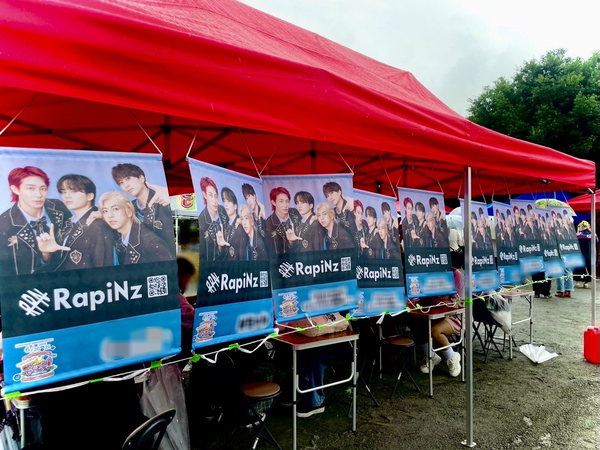 RapiNz_official's tweet photo. [ 𝗥𝗮𝗽𝗶𝗡𝘇 ｜ 𝗧𝗛𝗔𝗡𝗞 𝗬𝗢𝗨💫 ]

「元いいとも青年隊 岸田健作プロデュース
第2回 神奈川県相模原市盛り上げアワー「相模大野っていいとこ！」
Supported by 大野銀座みんなの文化祭」
📍プラザシティ相模大野公園

あいにくの天候の中、
ご来場いただいた皆さま、
タペストリースポンサーにご協賛いただいたRaZの皆さま、
誠にありがとうございました✨

岸田健作(@KensakuKishida )さん、お写真ありがとうございました📸

𝗡𝗘𝗫𝗧 𝗘𝗩𝗘𝗡𝗧
2026.06.23 Tue. 20:30 START
FC会員限定「1on1ビデオトーク」

📝 予約期間
06.22 Mon. 23:59 まで！

▼ 詳細はこちら
🔗https://t.co/KzqNR28W8E

#RapiNz 🌏🕊️
#ラピンズ #相模大野