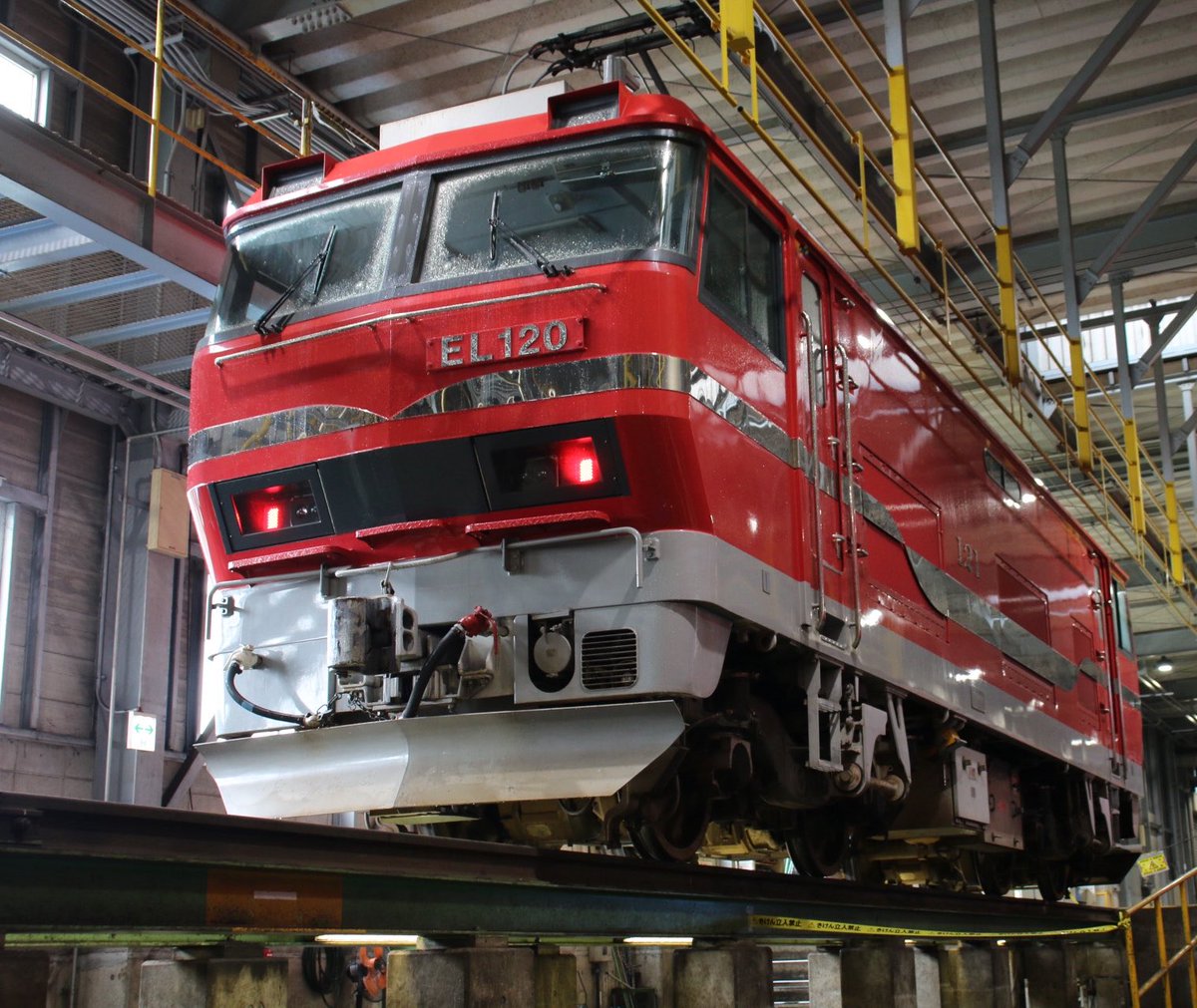Nagara305's tweet photo. 今日は舞木検査場にお邪魔してEL120やデキ303などの新旧牽引車を撮影していました。
お値段以上の内容で非常に楽しかったです！
イベントを開催していただきありがとうございました！
(カメラはまた借りたものを使用しています。いい加減買いたい…) https://t.co/RQkLqUSWxR
